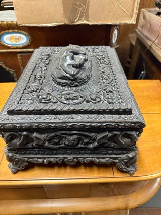 Portagioie in pastiglia con figura femminile