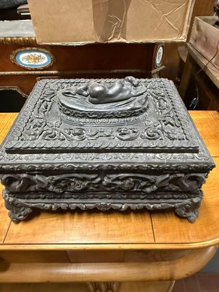 Portagioie in pastiglia con figura femminile