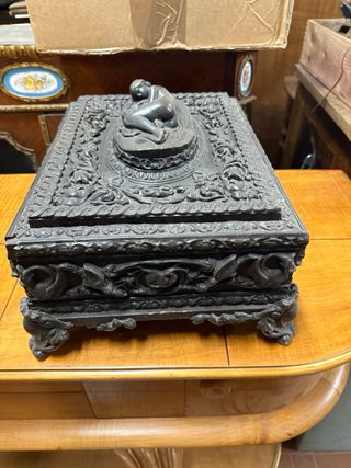 Portagioie in pastiglia con figura femminile