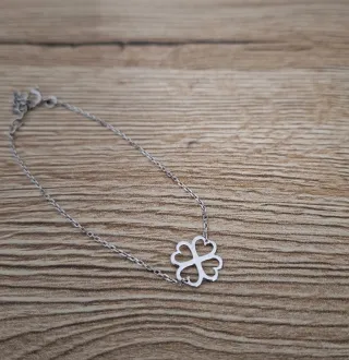 Pulsera con colgante de trébol