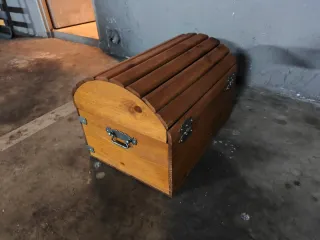 Baúl de madera con detalles metálicos