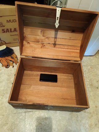 Baúl de madera con detalles metálicos