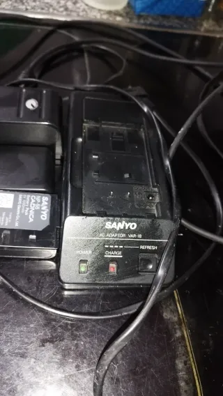 Cámara Sanyo Vintage Negra y trasportín