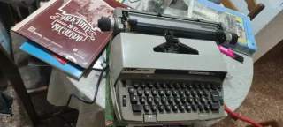 Máquina de escribir eléctrica SCM Secretarial