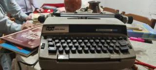Máquina de escribir eléctrica SCM Secretarial