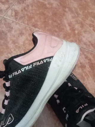 Zapatillas Fila Negras y Rosas