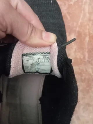 Zapatillas Fila Negras y Rosas