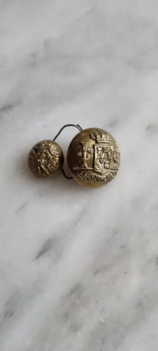 Dos botones militares de infantería