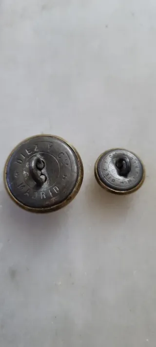 Dos botones militares de infantería