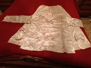 Pijama elegante con zapatillas