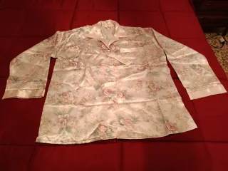 Pijama elegante con zapatillas