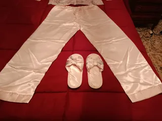 Pijama elegante con zapatillas