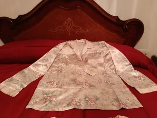 Pijama elegante con zapatillas