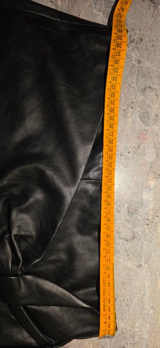 Pantalón de mujer corto negro Zara