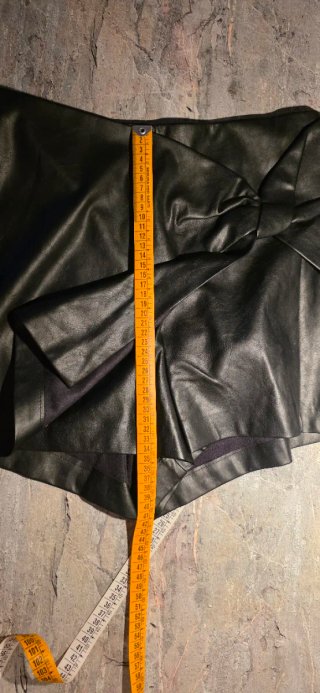 Pantalón de mujer corto negro Zara