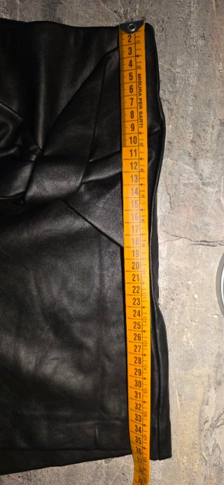 Pantalón de mujer corto negro Zara