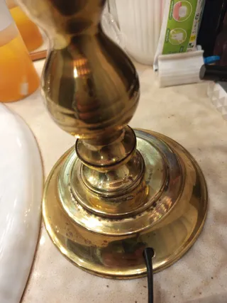 Lámpara de mesa antigua dorada