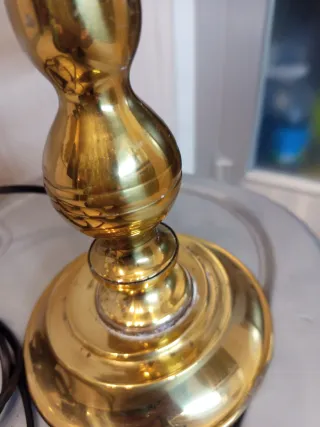 Lámpara de mesa antigua dorada