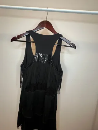 Vestido negro Bershka flecos charlestón
