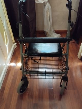 Andador para ancianos con asiento y cesta