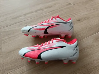 Botas de fútbol PUMA infantiles.