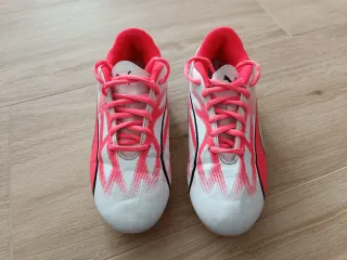 Botas de fútbol PUMA infantiles.