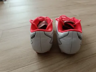 Botas de fútbol PUMA infantiles.