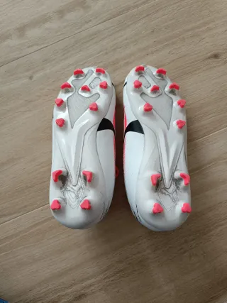 Botas de fútbol PUMA infantiles.