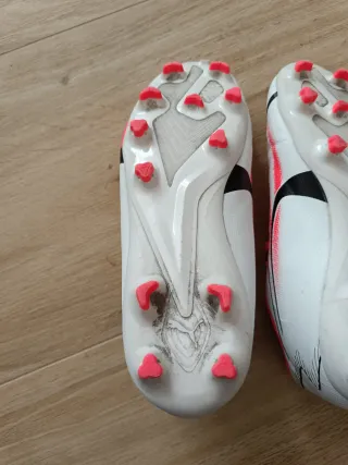 Botas de fútbol PUMA infantiles.