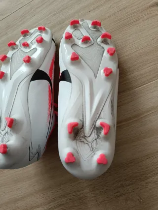 Botas de fútbol PUMA infantiles.