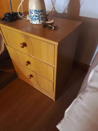 Cama y mesita de noche madera