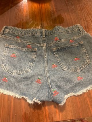 Shorts vaqueros con cerezas