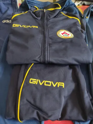 Lote 3 Pantalones Deportivos, 2 Sudaderas.