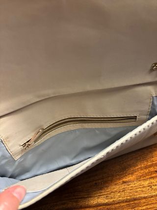 Bolso tipo sobre Michael Kors beige y dorado