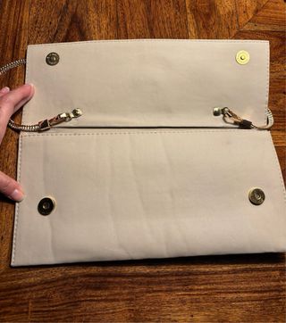 Bolso tipo sobre Michael Kors beige y dorado