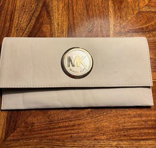 Bolso tipo sobre Michael Kors beige y dorado