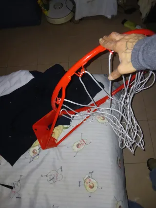Canasta de baloncesto roja