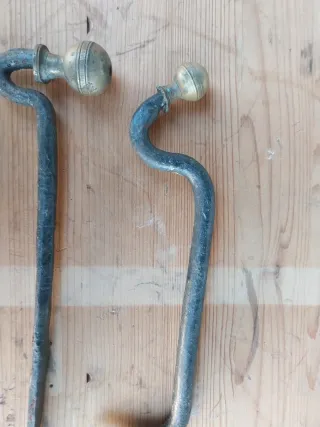 Antichi ganci in metallo con pomolo