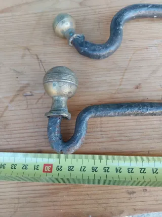 Antichi ganci in metallo con pomolo