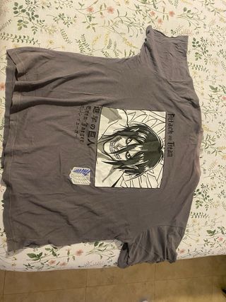 Camiseta Ataque a los Titanes gris