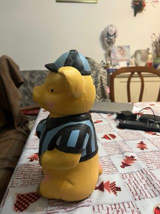 Salvadanaio maialino in ceramica con pallone