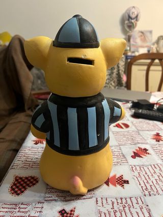 Salvadanaio maialino in ceramica con pallone