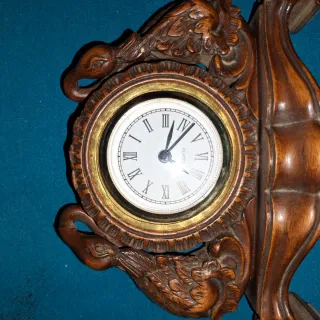 Reloj de sobremesa de madera tallada