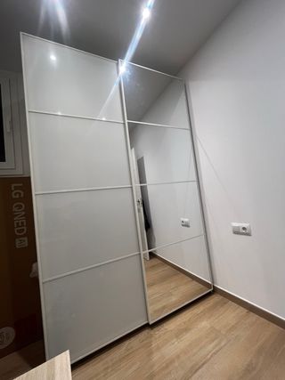 Armario puertas correderas blanco y plata