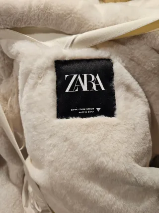 Plumífero Zara blanco con capucha