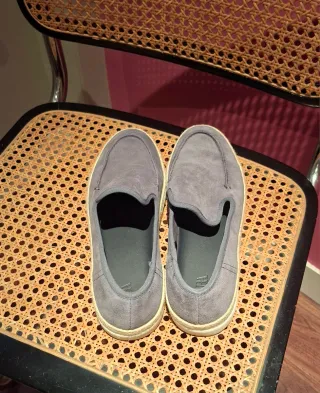 Zapatos grises de ante