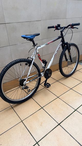 Bicicleta Decathlon Rockrider 26 con suspensión L