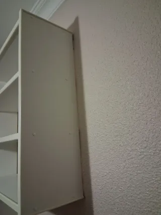 Estantería de madera blanca