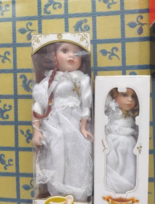 Muñeca de porcelana vestida de comunión
