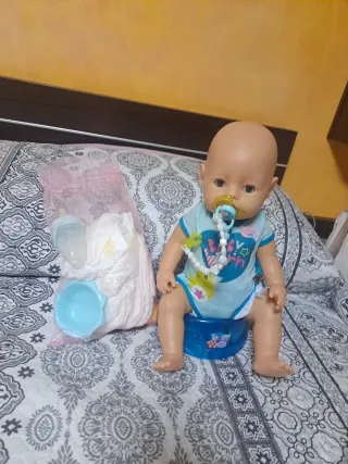 Nenuco que hace pipí con orinal y pañales